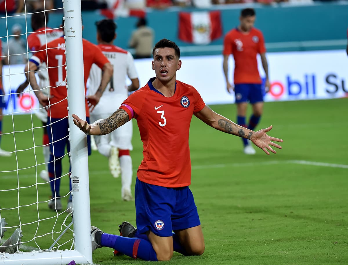 Enzo Rocco, quien juega en el Besiktas de Turquía, reacciona a su autogol.