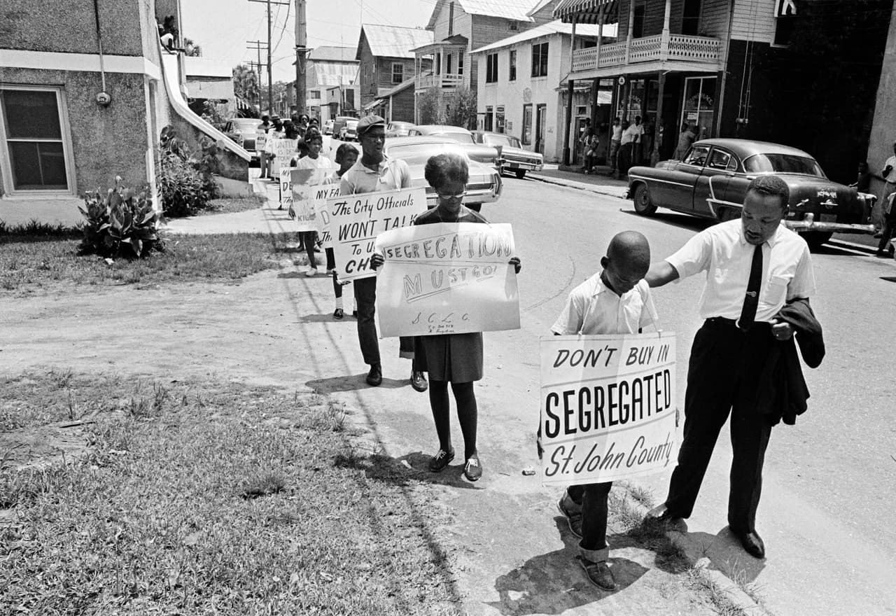 <b>Contra la segregación en las escuelas en St. Augustine (Florida. 1964)</b>
<br>
<br>Diez años después del fallo de la Corte Suprema que consideraba la segregación escolar inconstitucional, solo 6 niños negros fueron aceptados en escuelas para blancos en St. Augustine. King y otros dirigentes organizaron una protesta que produjo el ataque de segregacionistas blancos a las casas de los alumnos afroestadounidense aceptados en las escuelas, agresiones a los manifestantes y centenrares de arrestos. La difusión de estos violentos sucesos ayudaron a impulsar la aprobación de la Ley de Derechos Civiles.