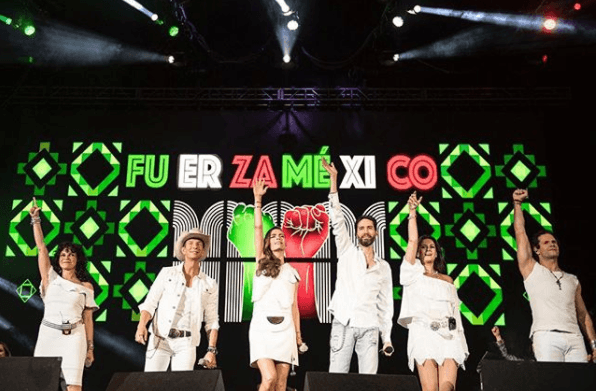 Para cerrar su participación en el concierto de 'Estamos Unidos Mexicanos', los integrantes de Timbiriche interpretaron el tema 'México', mismo que hizo vibrar a todos los presentes en la Plaza de la Constitución del Centro Histórico de la Ciudad de México.