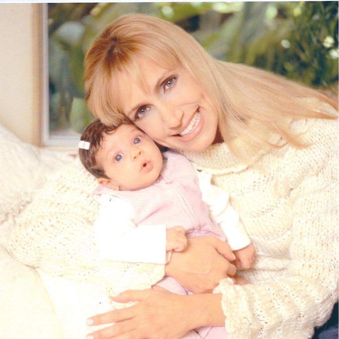 "¿Cuál ha sido el momento que más recuerdas?", cuestionó el actor, a lo que Lili respondió: "Yo creo que es, la primera vez que me la dieron en los brazos".