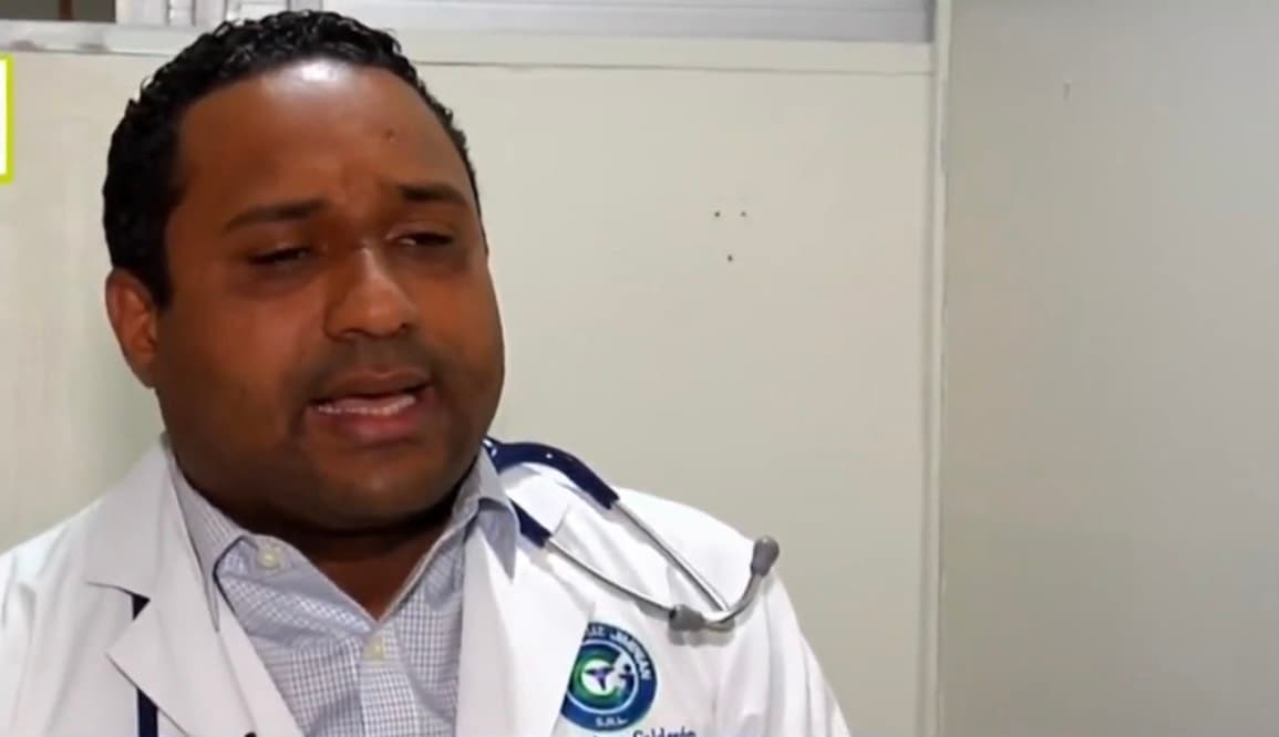 Esta enfermedad, que 
<b>se presenta en una de 20 millones de personas</b>, se carecteriza por el acelerado envejecimiento de los niños, lento crecimiento y la rápida caída del cabello. "En la República Dominicana no es una enfermedad común y básicamente se caractriza por la acumulación excesiva de una proteína", explica el doctor Santiago Calderón. 
<br>