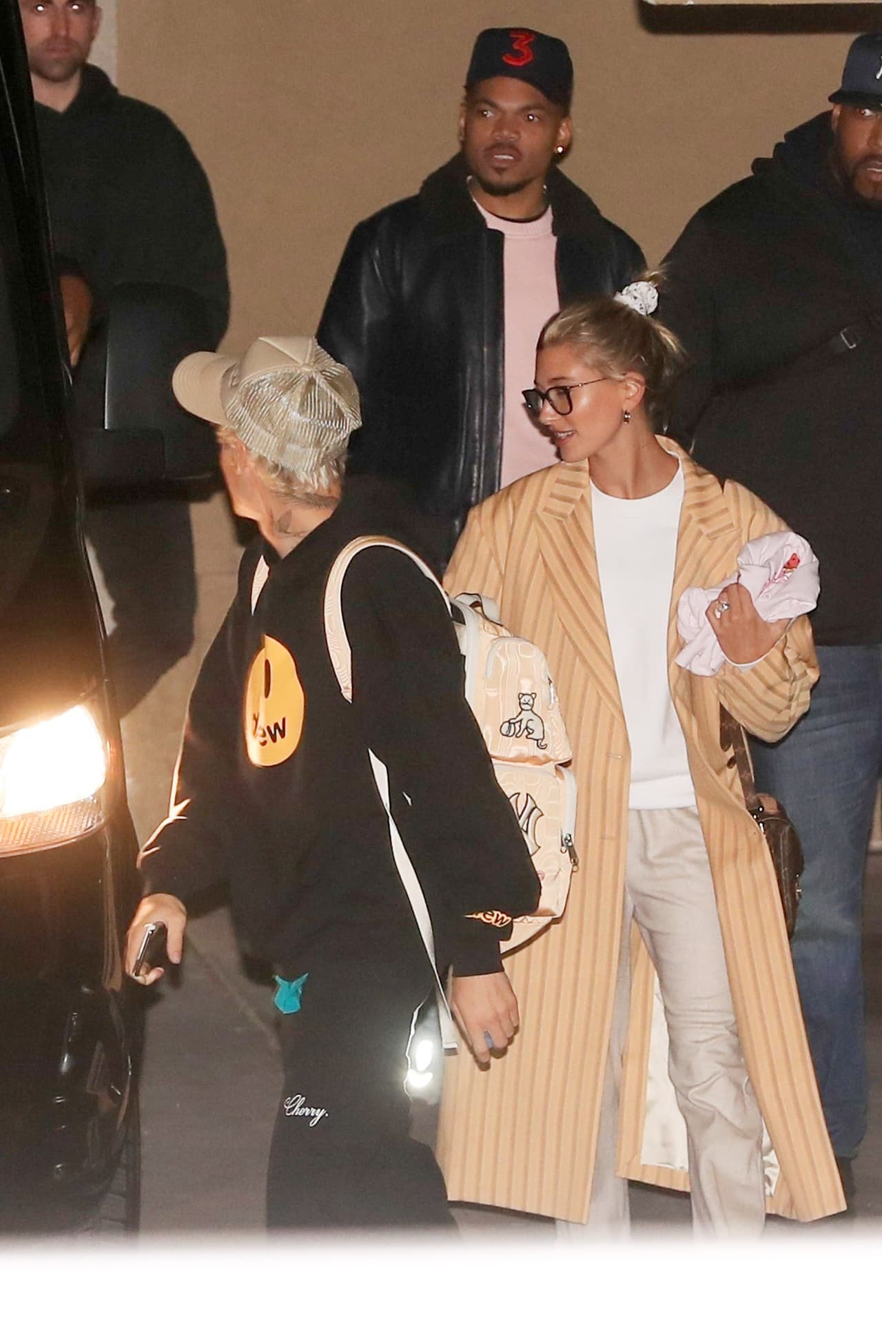 En 
<b><a href="https://twitter.com/haileybieber/status/1215055985997275136?ref_src=twsrc%5Etfw%7Ctwcamp%5Etweetembed%7Ctwterm%5E1215055985997275136&ref_url=https%3A%2F%2Fwww.etonline.com%2Fhailey-bieber-calls-out-trolls-trying-to-downplay-the-severity-of-justins-lyme-disease-139124" target="_blank">otro tuit</a></b>, la estadounidense dedicó unas palabras a las hermanas Yolanda, Bella y Gigi Hadid, quienes aparentemente brindaron soporte y ayuda a Baldwin para que lograra comprender más acerca de la enfermedad de su marido. 
<br>