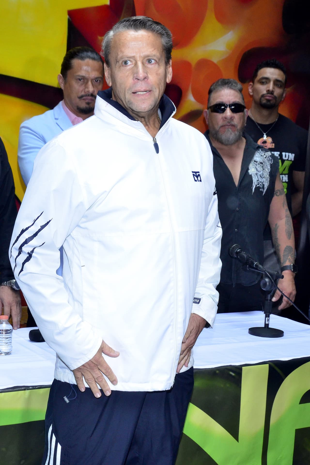 "
<b><a href="https://www.univision.com/famosos/alfredo-adame-reacciona-a-declaraciones-de-diana-golden-con-nuevas-y-fuertes-acusaciones-contra-la-actriz-fotos" target="_blank">Qué tontita </a></b>es esta tipa", dijo sobre Diana Golden, "ambiciosa".
<br>