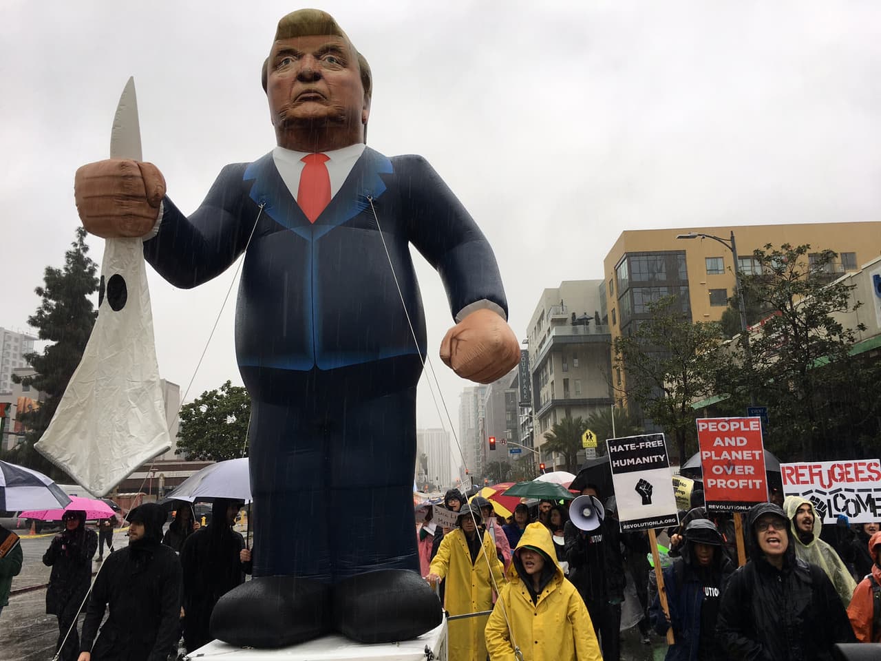 Un enorme inflable de la figura del presidente Donald Trump desfiló por las calles de Los Ángeles.