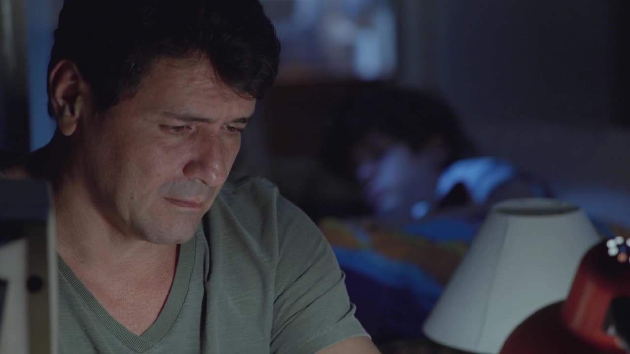 Tras buscar suerte en Estados Unidos, Felipe regresó a Brasil para ver a su madre enferma y ya no pudo volver, pues estaba ilegalmente en el país. Tras intentar entrar a EEUU, sufrió una caída y quedó en 
<b>coma</b>.