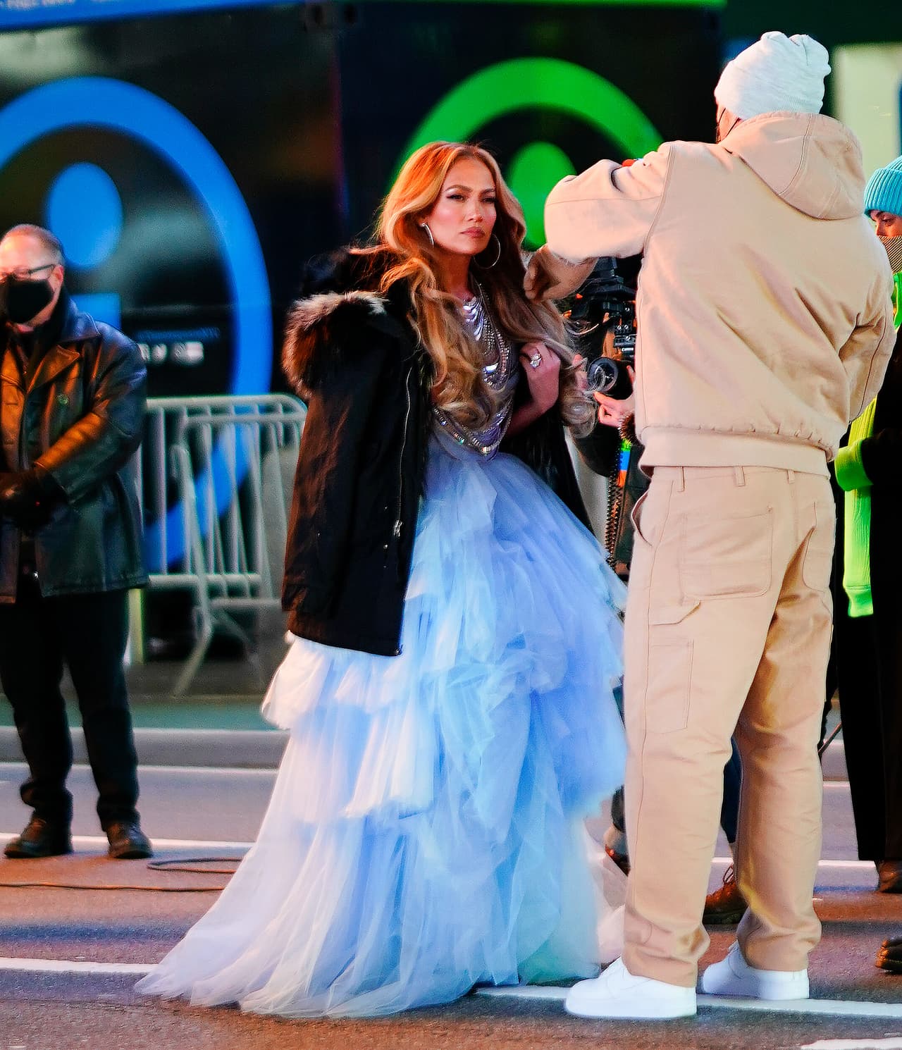 En medio de la grabación, la mamá de los mellizos Max y Emme, de 12 años, detectó la presencia de los paparazzi.