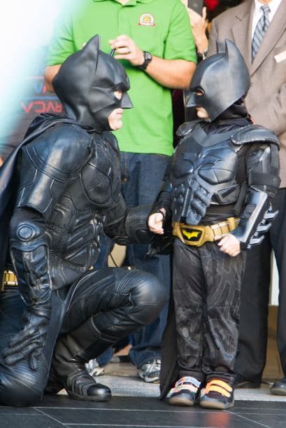 Como buen niño, salió a combatir el crimen acompañado de un adulto, un Batman mayor de edad.