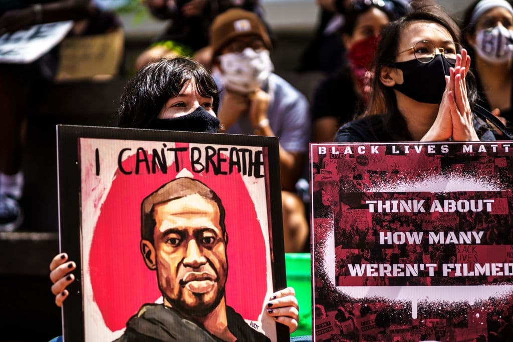 Manifestantes frente al Centro de Gobierno del Condado de Hennepin durante una manifestación contra la brutalidad policial y el racismo en Minneapolis, Minnesota. En esta ciudad murió el afroestadounidense George Floyd, tras su muerte se desataron protestas en todo el país contra la brutalidad policial contra los negros.