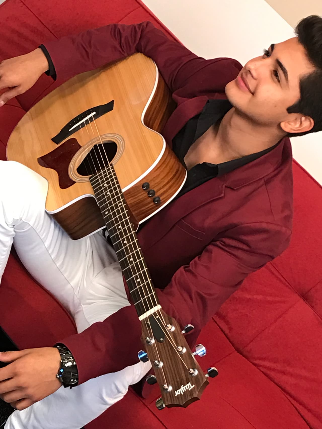 Su guitarra nueva completó el look.