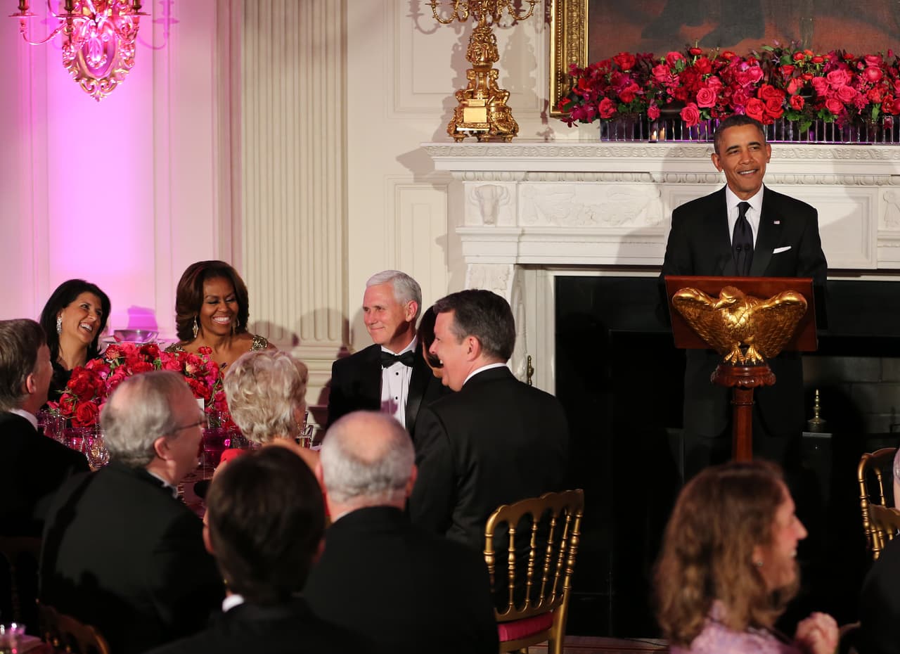 La gobernadora de Carolina del Sur, Nikki Haley, la primera dama Michelle Obama y el entonces gobernador de Indiana Mike Pence, escuchan al presidente Barack Obama durante la cena de los gobernadores de 2014.