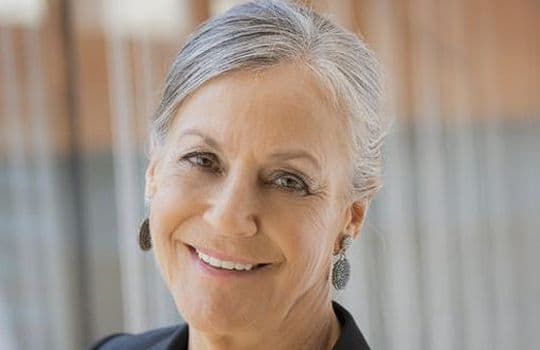 La mujer más rica del mundo es 
<b><a href="https://www.univision.com/noticias/finanzas/ni-una-mujer-entre-las-15-personas-mas-ricas-del-mundo-y-hay-que-ir-muy-abajo-para-encontrar-una-latina" target="_blank">Alice Walton</a></b>, de 70 años. Ella es hija de Sam Walton, fundador de la cadena Walmart. Dentro de la lista general, terminó en la novena posición, con 54.4 billones de dólares. 
<br>