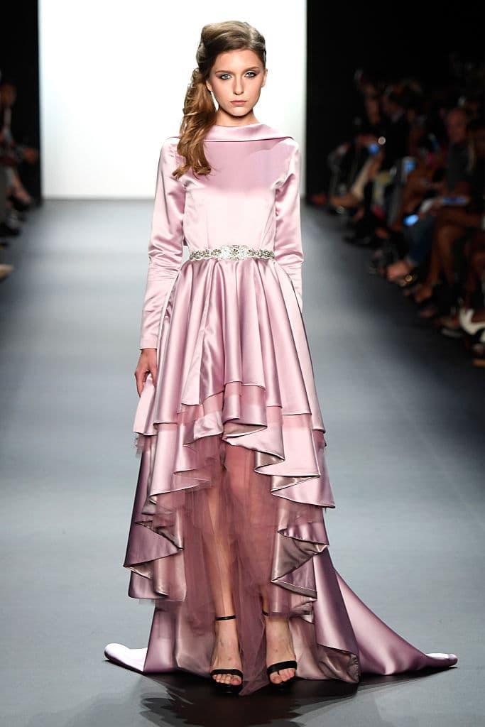 La colección de 
<a href="http://www.nyunews.com/2016/09/12/nancy-vuu-ss-2017/">Nancy Vuu</a> es romántica y parece ser sacada de otra época. Es por eso que este peinado es el perfecto compañero de este atuendo, ya que es clásico y romántico y no se ve anticuado. Y con algunas ondas, la modelo parece una verdadera princesa.
<br>