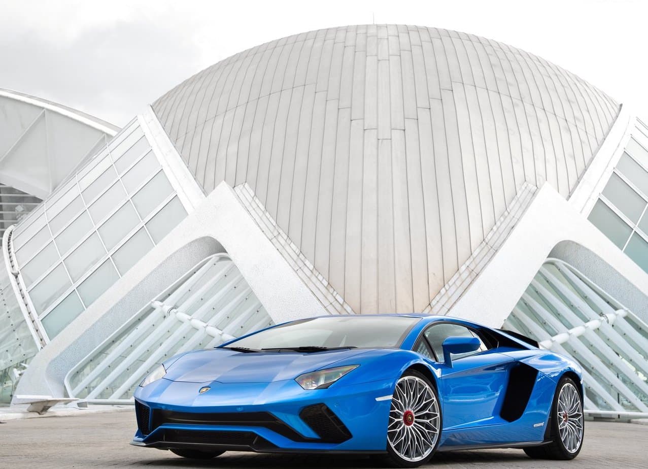 <b>1) Lamborghini Aventador – 3,309,068 publicaciones</b>
<br>Potencia: 730 caballos de fuerza
<br>0-60 mph (98 km/h): 2.9 segundos
<br>Velocidad máxima: 217 mph (350 km/h)
<br>Precio: $417,826
<br>
<br>