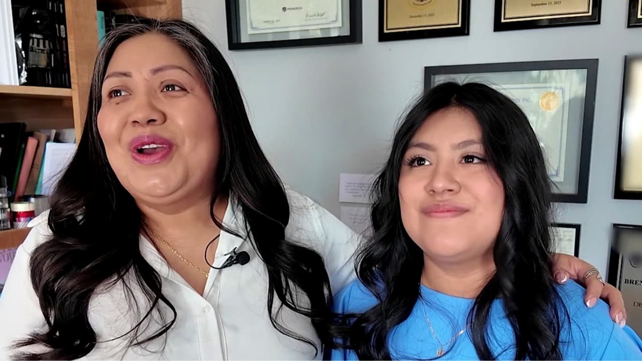 Con 20 años, Michelle Hernández se convierte en asesora financiera en Illinois