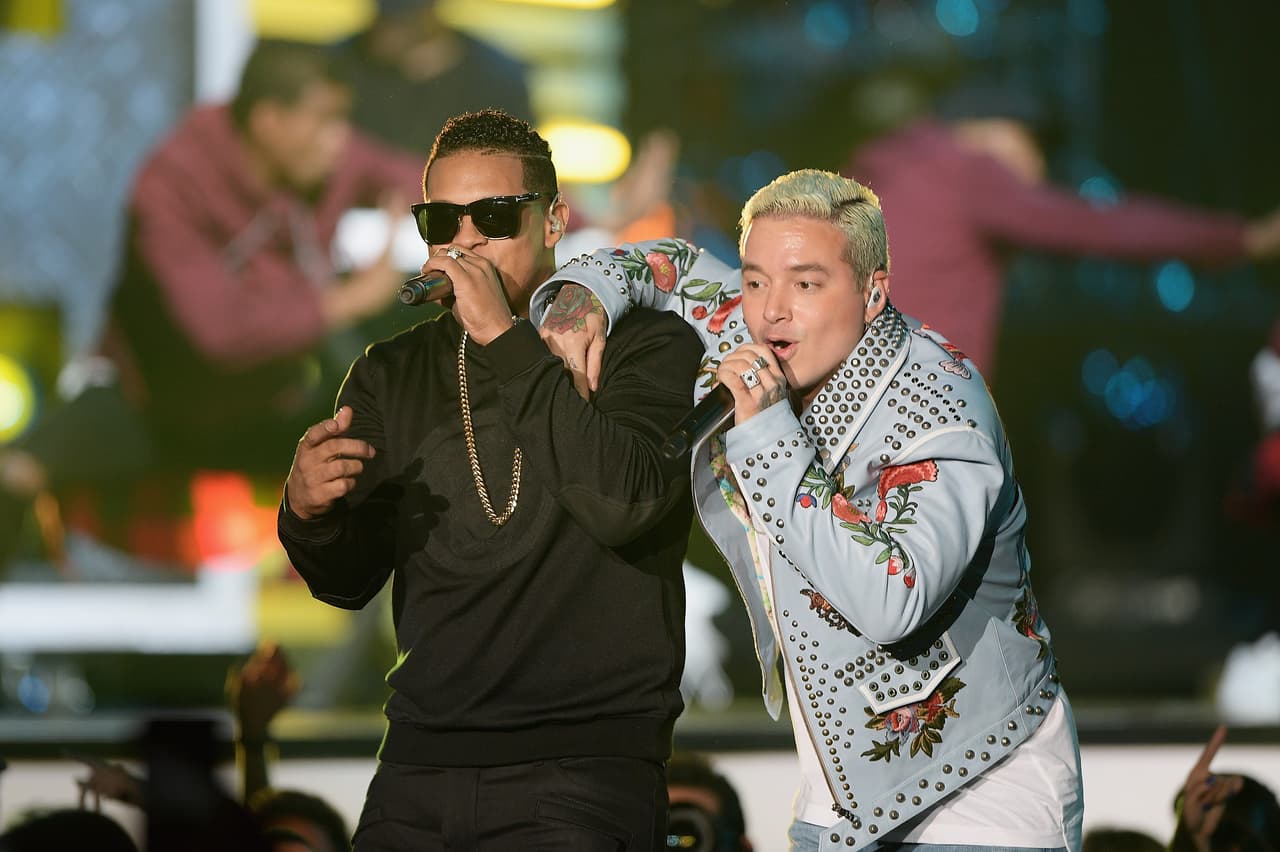 J Balvin siempre apoya a los nuevos talentos y en 2016 colaboró con el artista dominicano Fuego en la canción '35 Pa Las 12'.