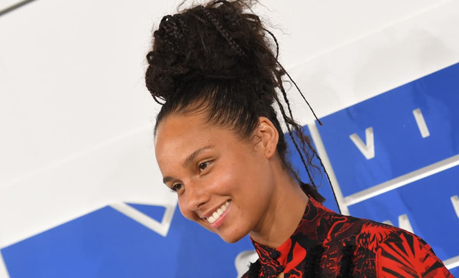<a href="https://www.instagram.com/aliciakeys/">Alicia Keys</a> se presentó sin maquillaje. De esta forma fue congruente con la carta que escribió a inicios del verano, en la que relataba la presión que había sentido por siempre tener que salir maquillada de su casa. Ya han sido muchos eventos en los que ha cumplido, ahora ya es una constante verla sin 
<i>make up</i>. La cantante lució hermosa y muy fresca.
<br>