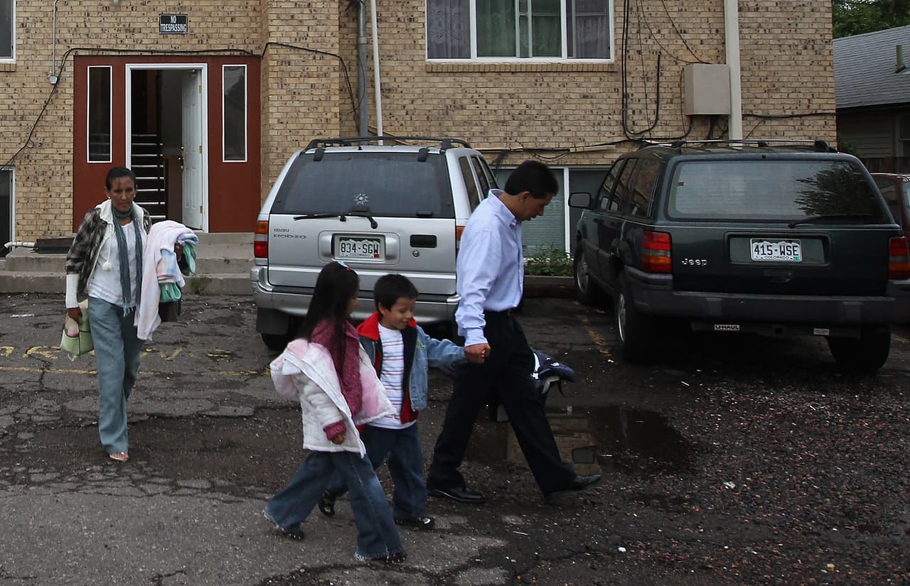 El duro castigo que implica para los inmigrantes vivir en suburbios