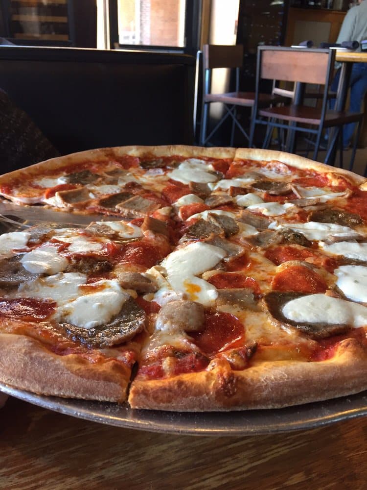 <b>Vivo Ristorante Pizzeria </b>
<br>Dirección: 7400 Six Forks Rd Ste 2 Raleigh, NC 27615
<br>Teléfono: (919) 845-6700
<br>Sitio web:
<b><a href="http://www.vivoraleigh.com">http://www.vivoraleigh.com</a> </b>
<br>
<b><a href="https://www.yelp.com/map/vivo-ristorante-pizzeria-raleigh">Cómo llegar</a></b>
<br>
<br>Invitan a probar sus “menús para el almuerzo o la cena, con muchas opciones que incluyen sándwiches, pastas, ensaladas y, por supuesto, nuestra famosa pizza al estilo de Nueva York”.