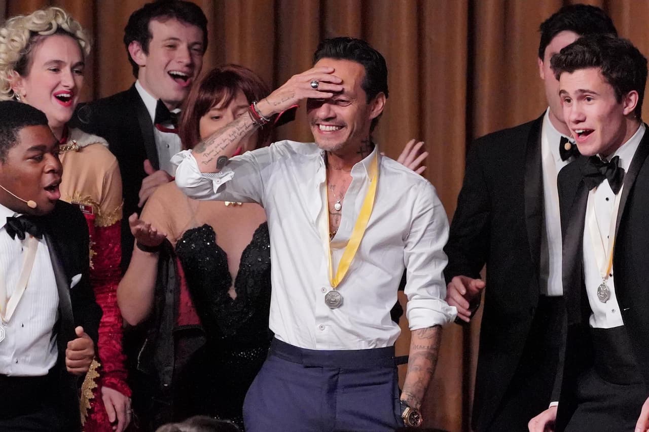 Para el cantante, el arte 
<b>“es algo en lo que nos podemos esconder, </b>interpretar personajes y siempre podemos ser alguien más".