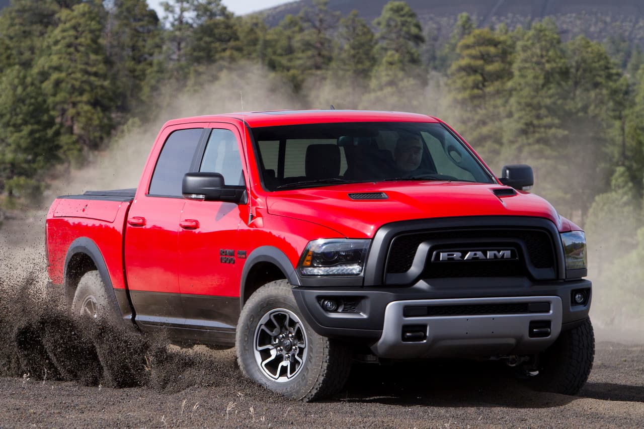 <h3 class="cms-h3-H3"><b>7. RAM 1500 </b></h3>
<br>
<br>Las pickups tampoco salen bien libradas ante los ojos de Greenercars.org. Tal es el caso de la versión de la RAM 1500 con motor HEMI V8 de 5.7 litros y 395 hp. Las motorizaciones V6 Pentastar y EcoDiesel de esta pickup no aparecen en la lista, lo que significa que no son tan dañinas con al medio ambiente. 
<br>
<br>Calificación verde: 
<b>28 puntos</b>.