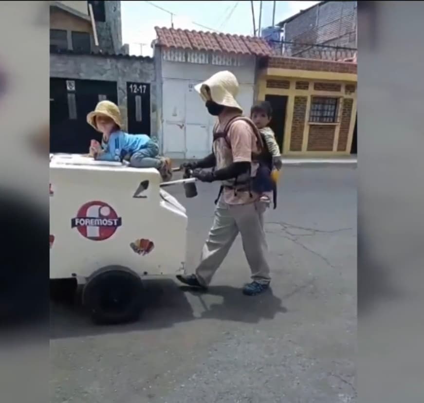 Con los teatros cerrados y sin posibilidad de participar dentro de la compañía de Danza de la Municipalidad de Ciudad
<a href="https://www.univision.com/temas/guatemala">Guatemala</a>, Nicolau
<b>encontró en una carretilla de helados la forma de poder alimentar a su familia en tiempos convulsos.</b> Así, con el ímpetu intacto, tomó a sus hijos Leonardo y Diego -de 2 y 3 años, respectivamente- y salió con ellos a la calle para vender.
<br>