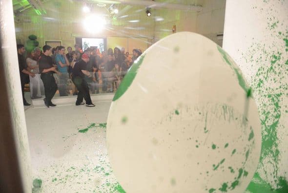 El divertido Yoshi ofreció una fiesta súper divertida que llenó de color el día mientra decoraban el gigantesco huevo ícono del nuevo juego del personaje. ¡Así bautizaron el videojuego!