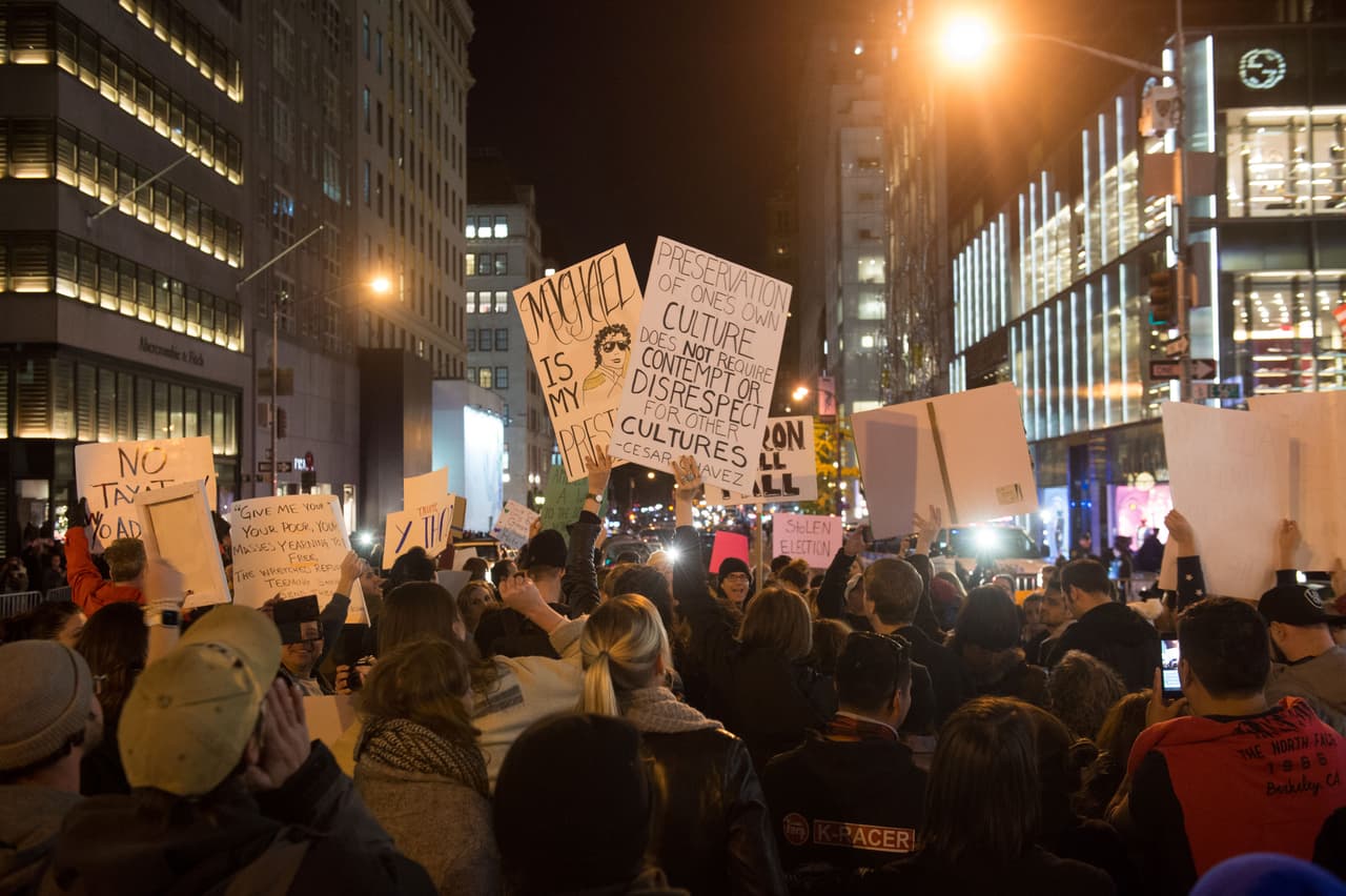 "Michael Jackson es mi presidente" y "La preservación de la cultura propia no requiere despreciar o faltar el respeto a otras culturas"; esta última es una cita del líder sindical César Chávez.