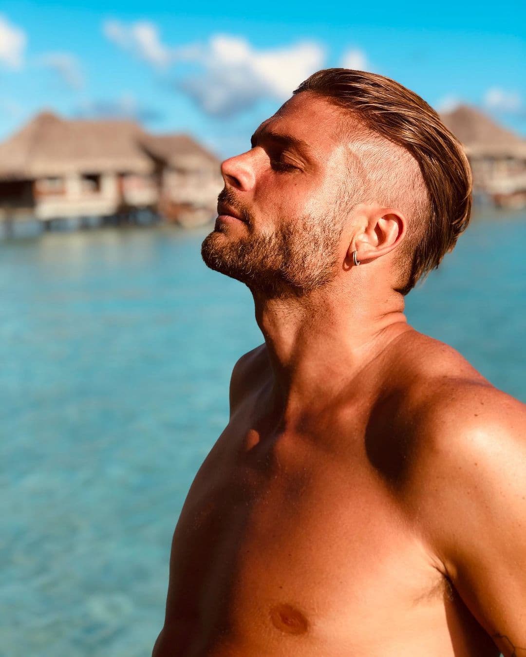 En el melodrama interpretará a Alonso, quien será pareja de Renata (Angelique Boyer). Su romance se ve afectado tras filtrarse un video de ella en redes sociales por el cual es señalada.