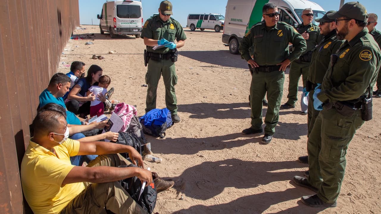El jefe de la Patrulla Fronteriza acompaña a los agentes mientras realizan la detención de un grupo de indocumentados frente al muro fronterizo.
