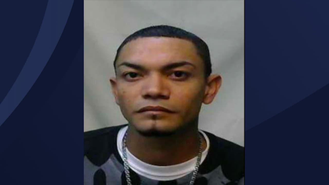 Jeffrey López Alameda es buscado por asesinato y ley de armas con una fianza de $1 millón.