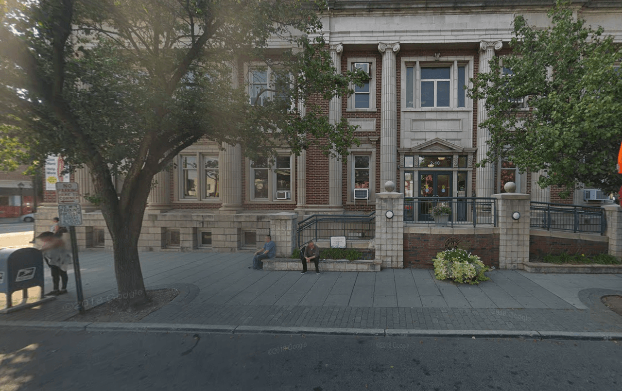 <b>Lugar:</b> Municipalidad de Englewood. 
<br>
<b>Dirección:</b> 2-10 al norte de la calle Van Brunt.