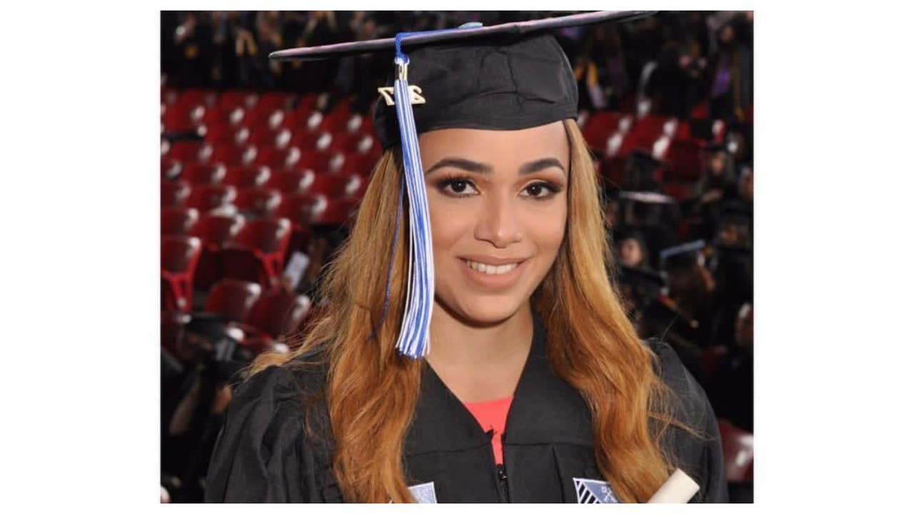 Hernández había trabajado en esa escuela desde que se graduó de la universidad, en 2017. En 2020-2021 tomó una licencia por maternidad, pero regresó en el 2022, con su propia clase. Así mismo, estaba por terminar su maestría en ciencias de la educación.
<br>
<br>