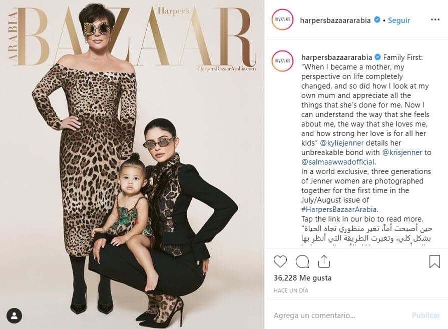 En la fotografía aparece al lado de su madre y su abuela Kris Jenner, las tres vistiendo diseños con estampados de 'animal print' de la marca Dolce & Gabbana.