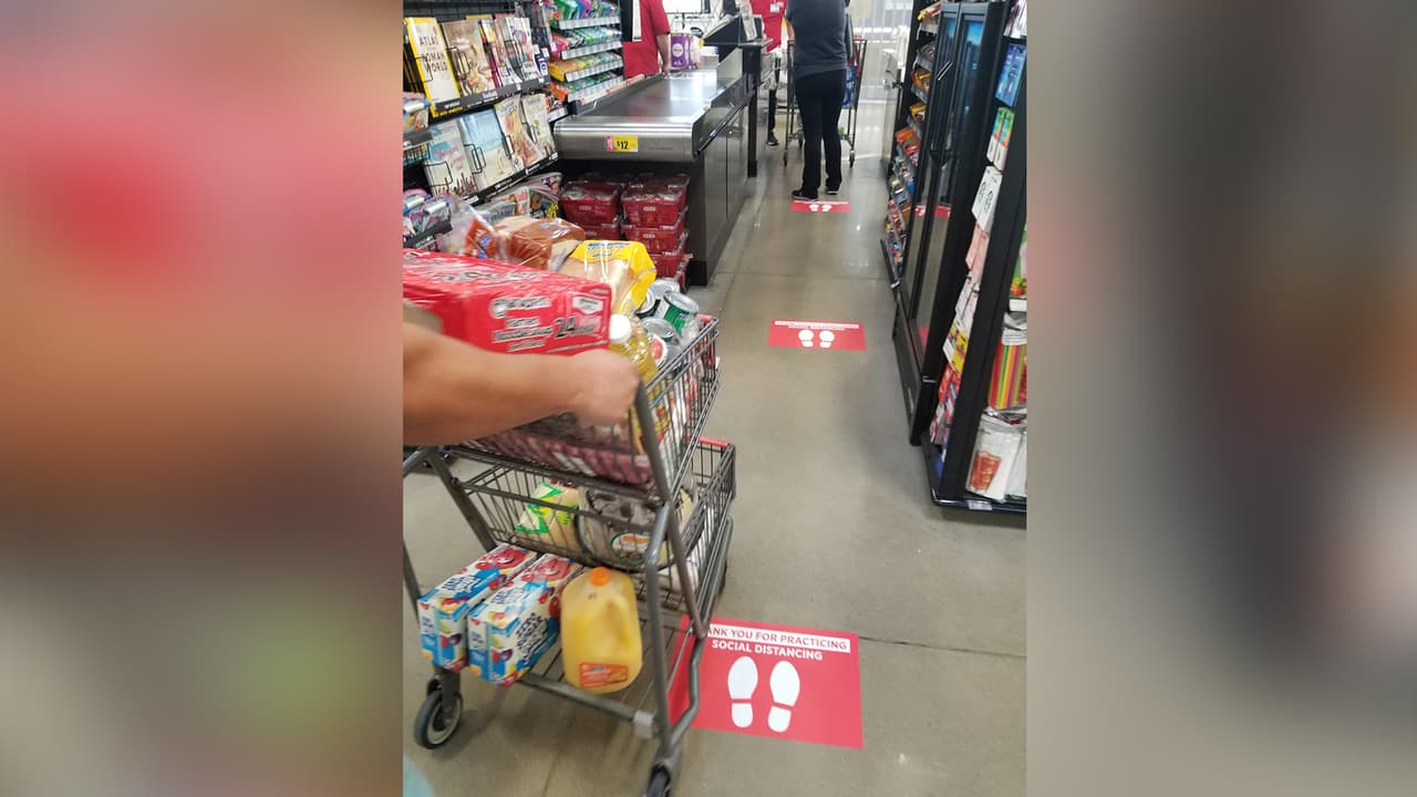 Nelly Garza Ordaz - "Así en muchas tiendas de comida. A guardar distancia. Esto es en HEB"