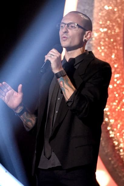 Chester Bennington de Linkin Park fue otro encargado de repartir una estatuilla.