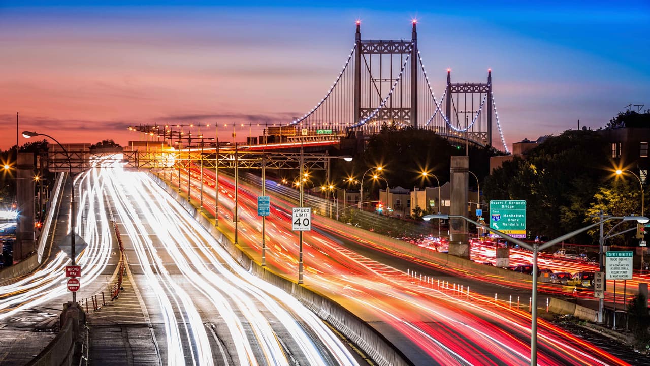 ¿Qué hace que una ciudad sea desastrosa para el manejo? En Estados Unidos, incluso en las ciudades con acceso razonable al transporte público, la gran mayoría de las personas 
<b>prefiere transportarse en vehículos particulares.</b> Según un estudio del sitio web de temas financieros 
<b><a href="https://wallethub.com/edu/best-worst-cities-to-drive-in/13964/" target="_blank">WalletHub</a></b>, el conductor promedio en el país pasa 
<b>290 horas al año</b> detrás del volante, lo que tiene un costo de 124,000 millones de dólares al año, o 1,700 dólares por hogar. 
<br>
<br>La situación del manejo no es similar en todos los centros urbanos del páis, por lo que el referido estudio buscó listar las 
<b>100 ciudades principales de Estados Unidos</b>, en relación al 
<b>costo de propiedad y mantenimiento</b> de vehículos, al estado de su 
<b>tráfico vehícular e infraestructura de transporte</b>, 
<b>seguridad</b> vial y de los vehículos, y el 
<b>acceso de sus ciudadanos a vehículos de motor y a su mantenimiento</b>. La siguiente es una lista de las 
<b>15 peores ciudades del estudio</b>, mostrando también como clasificaron en cada una de las categorías individuales.