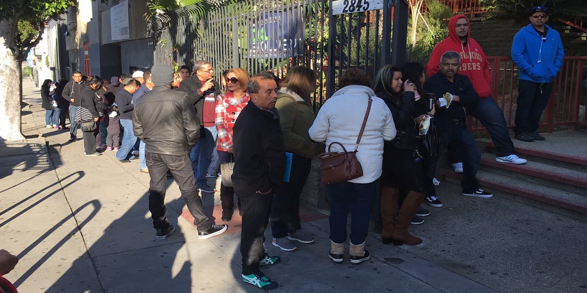 Las filas del miedo: cientos de inmigrantes colapsan los servicios de asesoría legal gratuita