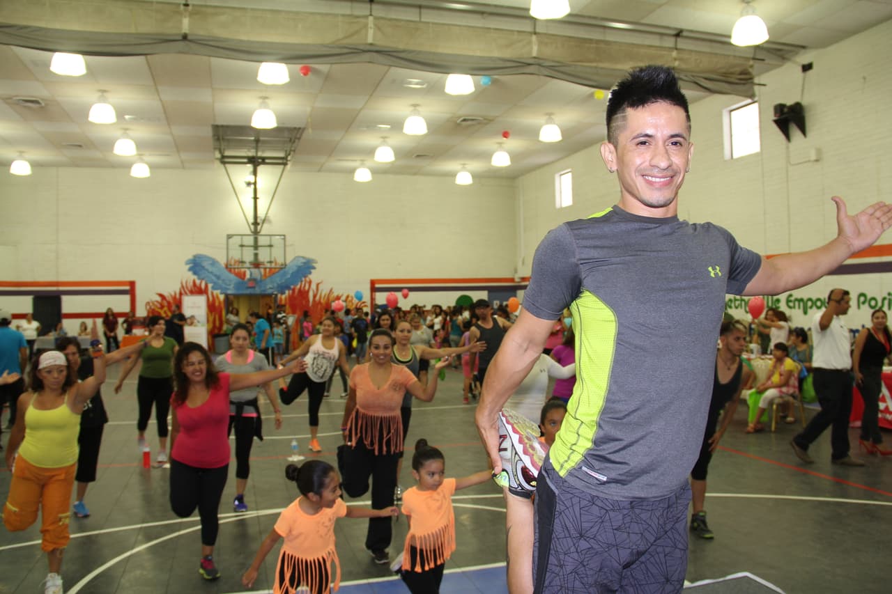 Unas 300 personas asistieron a la feria “Camino a la Salud’, donde se hicieron exámenes gratis, bailaron Zumba y conocieron a la carismática Cecilia Ramírez Harris de Primer Impacto.