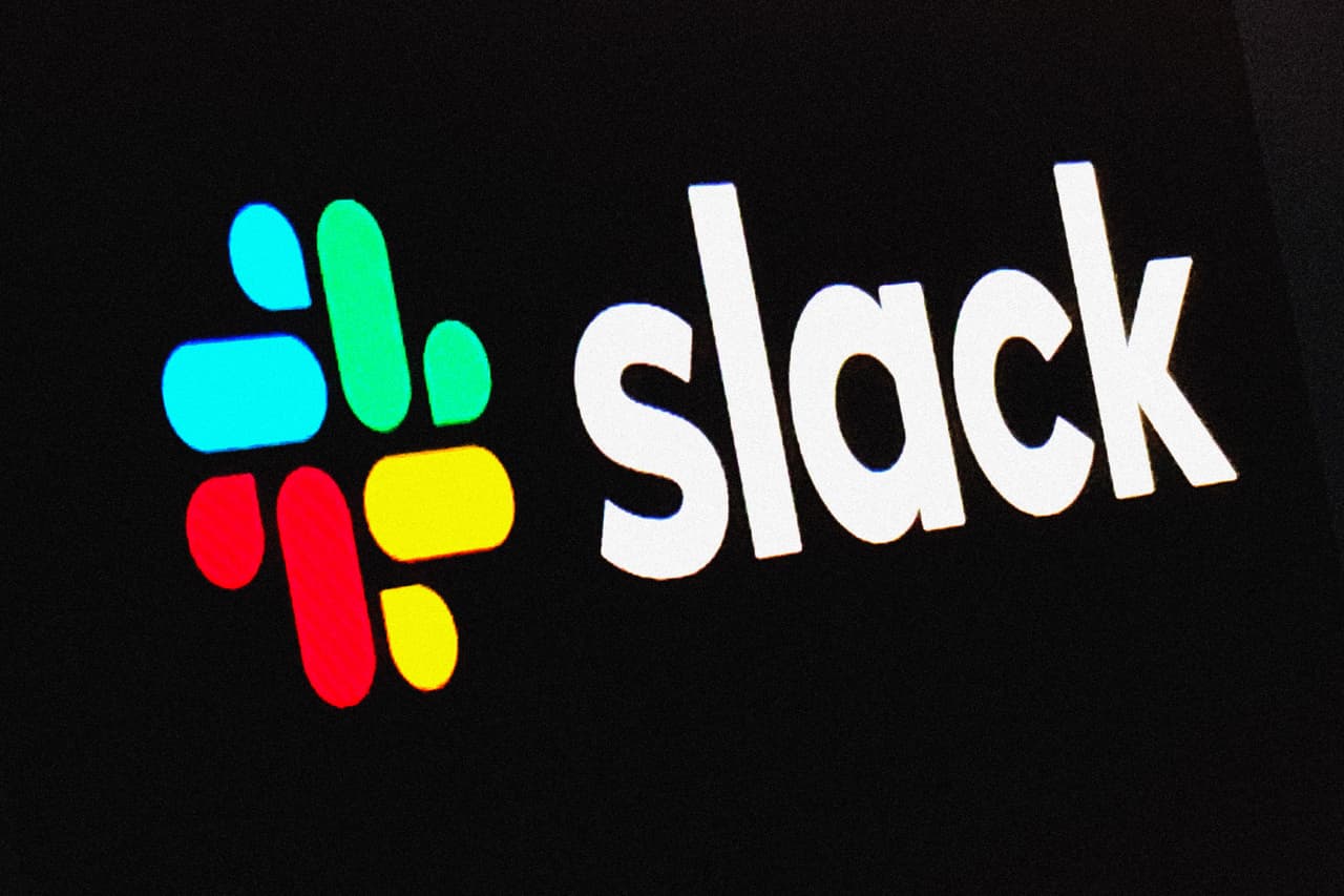 <b>Slack</b>
<br>
<br>Este servicio de mensajería corporativa y oficina virtual genera unos 148,000 mensajes por minuto. 
<br>
<br>La cantidad de datos e información en el universo digital se duplica cada dos años, y no solo incluye el entretenimiento y las compras, también suman los mensajes y otros datos relacionados con el trabajo.
<br>
