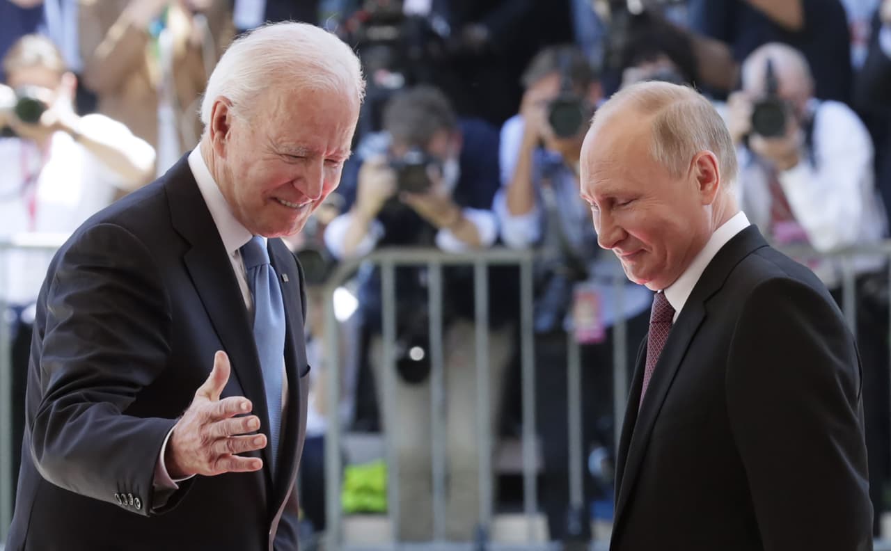 El primer encuentro entre Joe Biden y Vladimir Putin en Ginebra, Suiza. Los mandatarios se estrecharon la mano antes de entrar a la Villa La Grange, una magnífico edificio del siglo XVIII, ubicado en el corazón de la ciudad. La reunión incluye a ambos líderes con sus respectivos cancilleres.