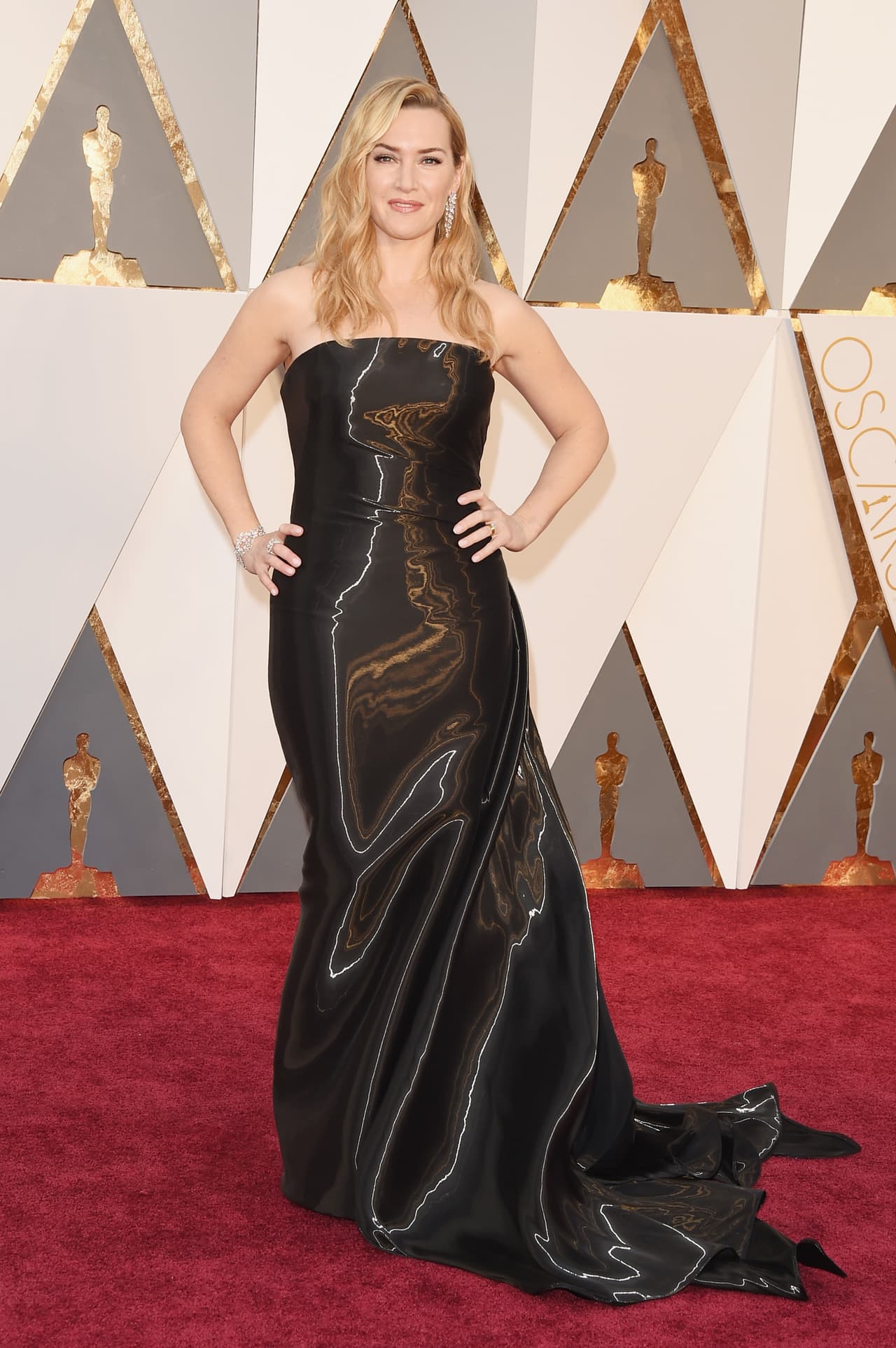 Kate Winslet uso un vestido muy ajustado.