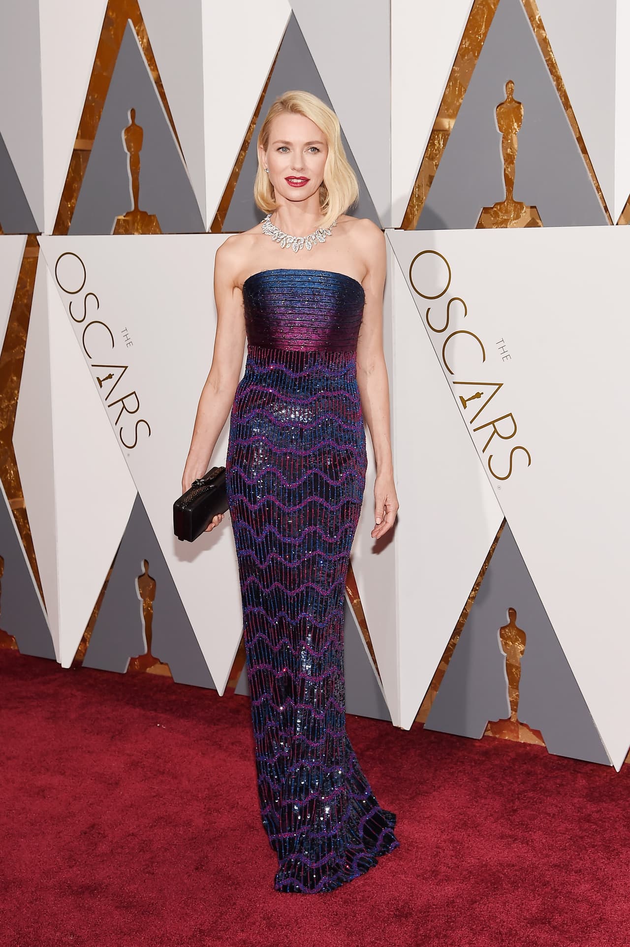Naomi Watts con un vestido deslumbrante.
