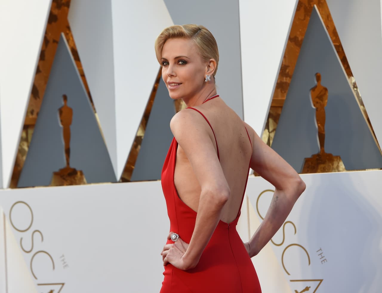 Charlize Theron no está dispuesta a cambiar por un hombre