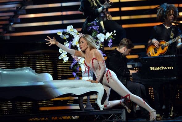 Después de quitarse el vestido, Gloria apareció con heridas simuladas sobre su vestuario.