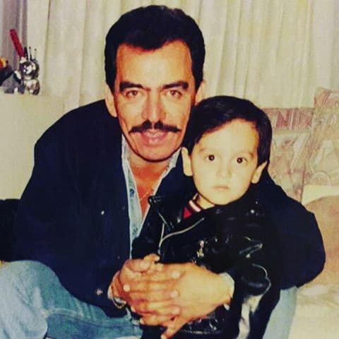 Este primer disco contiene 12 temas, de los cuales al menos cuatro fueron escritos por su difunto padre.