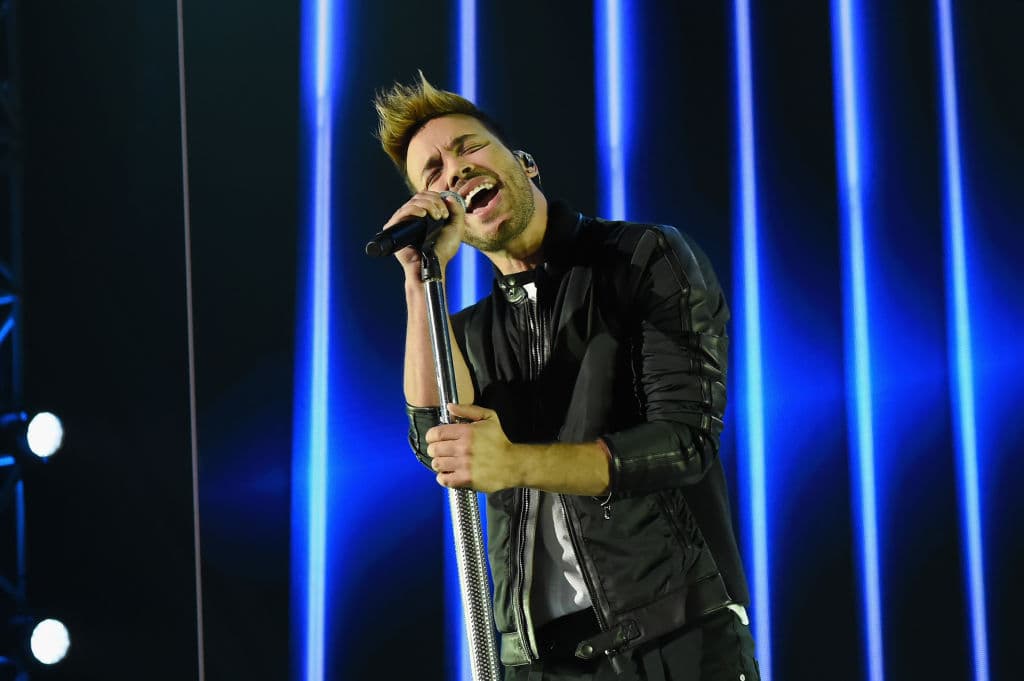 <b>Prince Royce</b>
<br>Algunos de sus mayores éxitos en inglés son ‘Stand by me’, ‘Addicted’ y ‘Back it up’. También ha hecho colaboraciones con Jennifer Lopez, Daddy Yankee, Pitbull y Enrique Iglesias, entre otros.