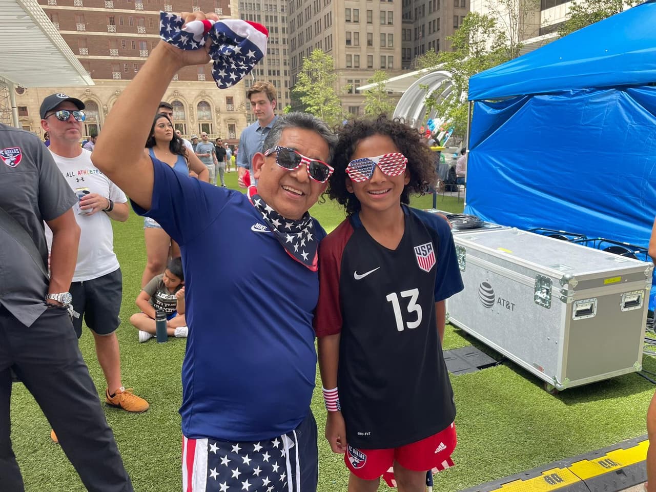 Fanáticos festejan en el AT&T Discovery District, en el centro de Dallas, ante el anuncio de la Copa del Mundial.