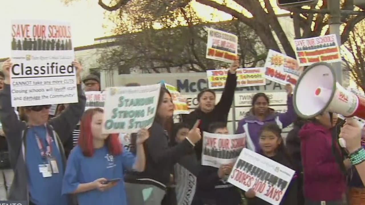 Junta escolar de Twin Rivers vota para mantener 10 escuelas abiertas a pesar de su déficit presupuestario