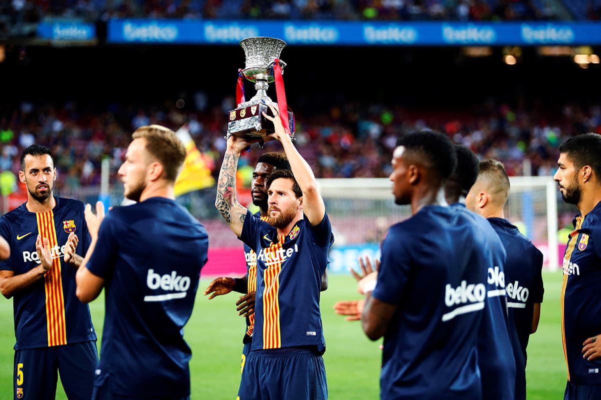 El capitán Lionel Messi ofreció el trofeo de la Supercopa de España, ganada el domingo anterior al Sevilla, a los fanáticos en el Camp Nou.