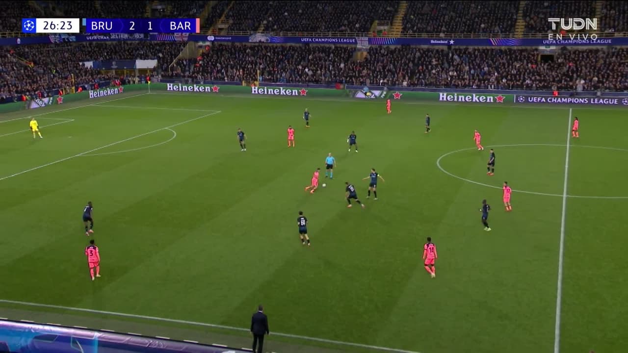 ¡CERCA! Jules Koundé disparó que se estrella en el poste.